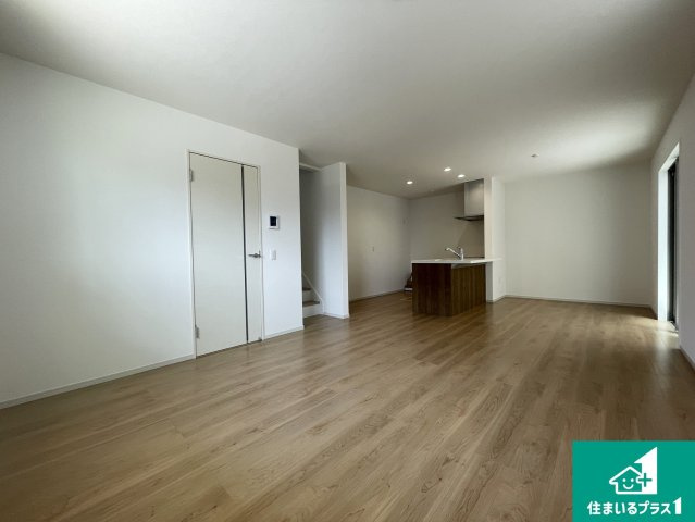宇治市大久保町上ノ山　第1期　新築一戸建ての居間・リビング|広く明るい、リビングは子育て中のお母さんも安心の対面キッチン。忙しいお母さんに嬉しい水回りが集約された家事導線が短く済む設計！