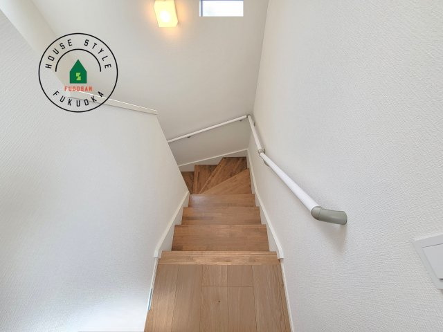 春日市弥生2丁目第1-2棟(3号棟)の内観：施工例|階段からも明るい光が入ります。採光や通風も階段の重要な役割です。