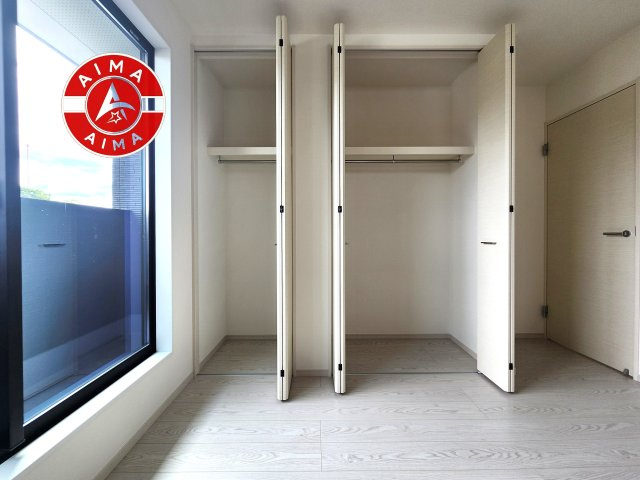 春日市弥生2丁目第1-2棟(3号棟)の収納|洋服や大きな荷物が多い方や人数の多いご家族などは、一般的なクローゼットよりもウォークインクローゼットのほうが使い勝手が良いです。