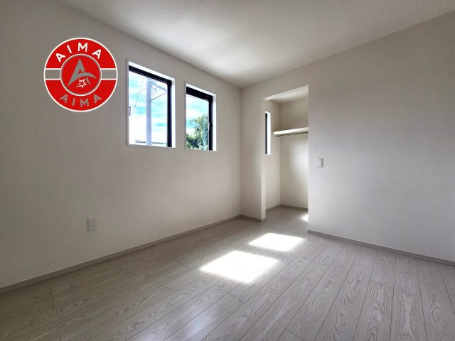 春日市弥生2丁目第1-2棟(3号棟)の子供部屋|柔らかい陽光が差し込む明るいお部屋を演出する設計。彩光の取れる窓が気持ちの良いお部屋を創り上げます。