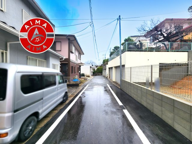 春日市弥生2丁目第1-2棟(3号棟)の前面道路含む現地写真|前面道路は閑静な住宅地をはしる車通りの少ない道路。お車の出し入れが苦手なママや小さなお子様にも安心ですね。しっかり舗装もされているので、ベビーカーや自転車で通っても快適に通行できます。