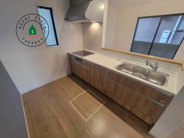 春日市弥生2丁目第1-2棟(3号棟)の内観：施工例|ダイニングテーブルへの配膳がラクラク、お料理はかどるカウンター付きシステムキッチン！