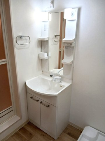 フジパレス松ノ浜の独立洗面台|独立洗面台、小物を置くことができて便利です