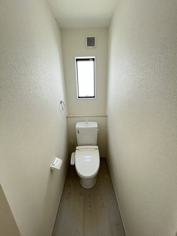 【トイレ】 | 福岡市早良区有田6丁目1期　1号棟（全2棟）【仲介手数料無料・0円】 | 施工例。1階のトイレです。施工例は完成時と異なる場合があります。