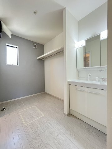 【洗面所】 | 福岡市早良区有田6丁目1期　1号棟（全2棟）【仲介手数料無料・0円】 | 施工例。施工例は完成時と異なる場合があります。