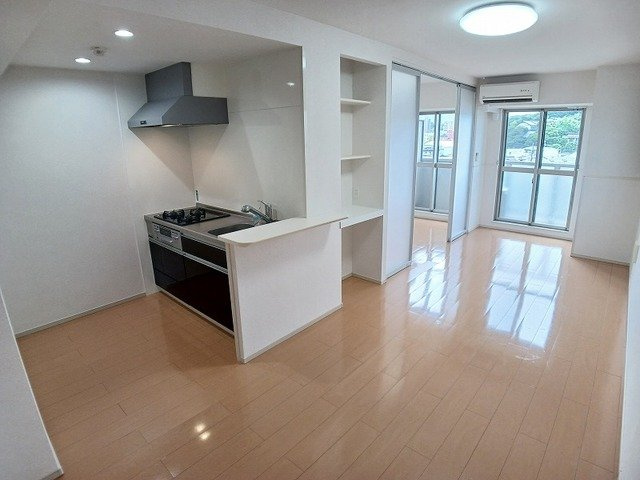 【居間・リビング】 | シェーナ下到津 | おしゃれな居間です