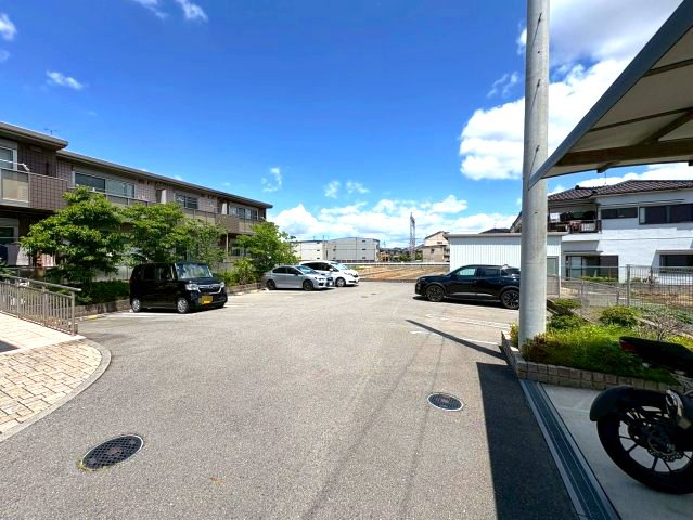 メゾンソレイユの駐車場