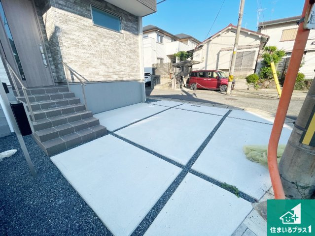 宇治市大久保町上ノ山　第1期　新築一戸建ての駐車場|並列２台駐車可能！ゆとりの駐車スペースで車庫入れもスムーズ！