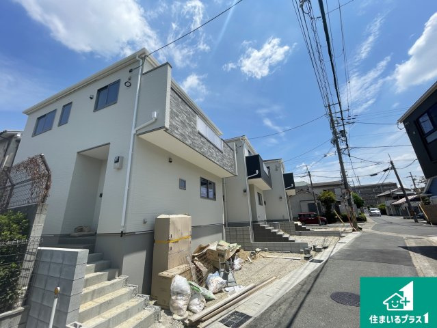 宇治市大久保町上ノ山　第1期　新築一戸建ての前面道路含む現地写真|周辺は閑静な住宅街！前面道路広々で車の出し入れも便利です。駐車が苦手な方でも安心して車庫入れできます！