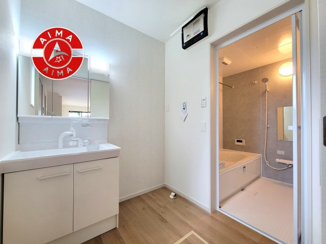 春日市弥生2丁目第1-2棟(4号棟)の脱衣所|ゆとりの洗面スペースで朝の身支度もスムーズに。暮らしを快適に変えるシャワー付洗面台です！