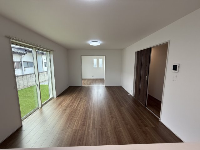 ハートフルタウン渋川市石原348番　A号棟の居間・リビング|カウンターキッチンなのでお料理をしながら会話もできます。
夕食の支度をしながら、お子様の様子も見られて自然と会話も増えますよ♪