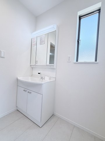 ハートフルタウン渋川市石原348番　A号棟の独立洗面台|シャワー水栓付き洗面台で朝の身支度もバッチリです！
洗面台には収納スペースもあり洗面室もすっきり片付きますよ！