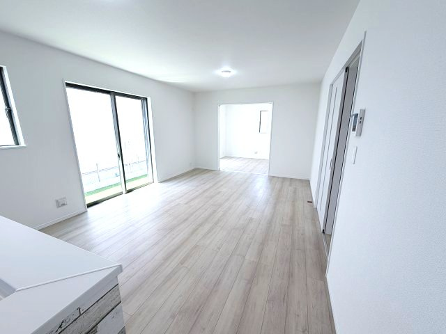ハートフルタウン渋川市石原348番　A号棟の居間・リビング|カウンターキッチンなのでお料理をしながら会話もできます。
夕食の支度をしながら、お子様の様子も見られて自然と会話も増えますよ♪