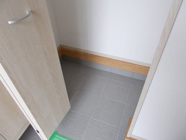 ハートフルタウン渋川市石原348番　A号棟の玄関|玄関収納もたっぷりついています。シューズインクローゼットはベビーカーの収納もできますよ！