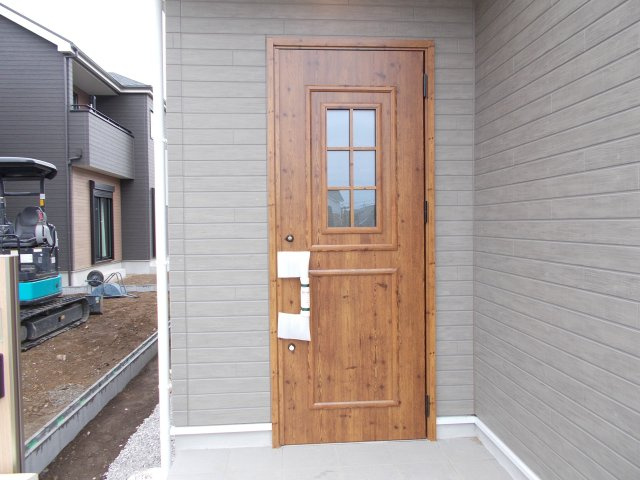 ハートフルタウン渋川市石原348番　A号棟の玄関|玄関前も広々しています。タイル敷なのでお掃除も楽々です。