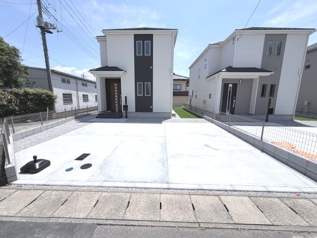 ハートフルタウン渋川市石原348番　A号棟の駐車場|駐車場は２台付きです。並列駐車で出し入れもしやすいです