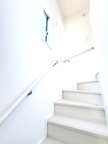 ハートフルタウン渋川市石原348番　A号棟のその他共用部分|階段は窓もついていて明るいです