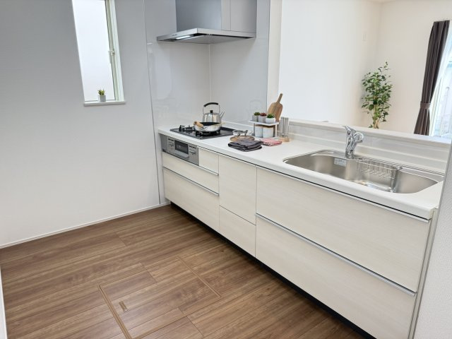 ハートフルタウン渋川市石原348番　A号棟のキッチン|人気のカウンターキッチン採用です☆
コンロも３口ご用意しています！調理スペースも広くストレスなくお料理できます。
浄水器つきなので美味しいお水も飲めますよ♪