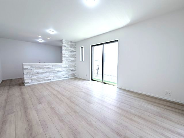 ハートフルタウン渋川市石原348番　A号棟の居間・リビング|ゆったり過ごせる16帖のリビングです♪人気の対面式キッチンを配した空間はお好みの家具も合わせやすく、家族がくつろぐ快適な空間造りをサポート。窓からは明るい陽光が差し込みます。