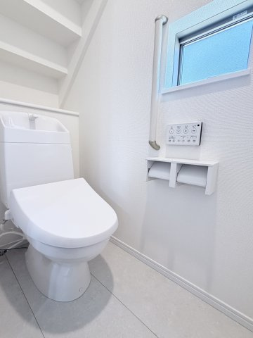 ハートフルタウン渋川市石原348番　A号棟のトイレ|1階トイレです。清潔感のある白を基調としています。
温水洗浄・便座暖房機能の付いた快適なトイレです☆