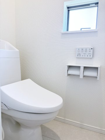 ハートフルタウン渋川市石原348番　A号棟のトイレ|2階トイレです。清潔感のある白を基調としています。