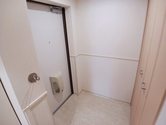 【玄関】 | シェーナ下到津 | 収納もある玄関です