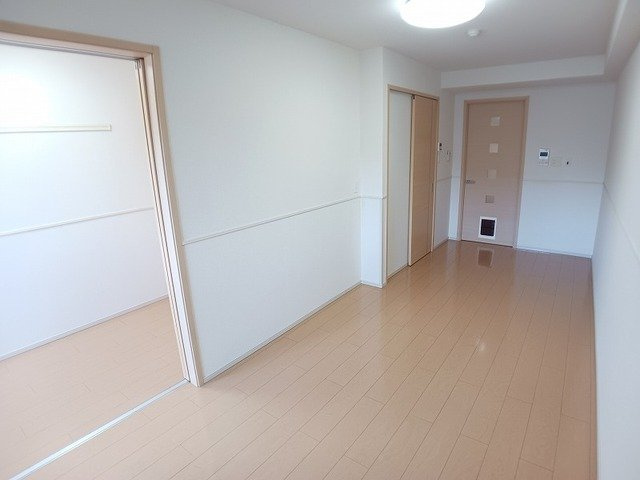 【居間・リビング】 | シェーナ下到津 | ゆったり過ごせる居間です