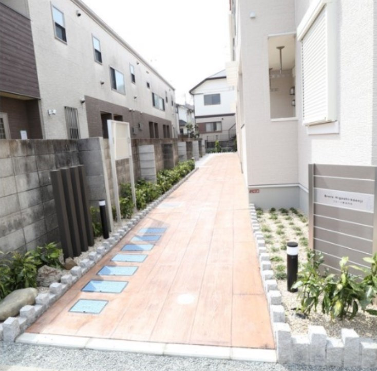 Brote東高円寺のエントランス