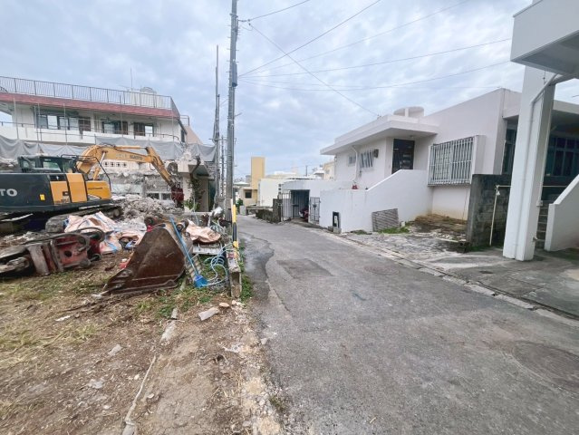 那覇市仲井真　売土地　A号地の前面道路含む現地写真|2026/3/5現在　解体中です