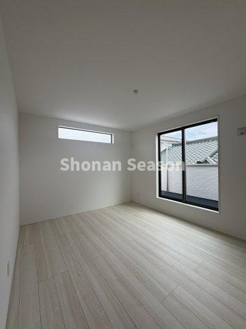 【現地画像あり】厚木市愛甲東3丁目　全6棟　6号棟の洋室|壁面上部にある横長の窓が、デザイン性をプラス♪