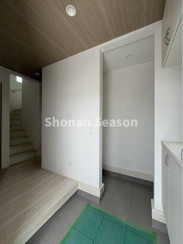 【現地画像あり】厚木市愛甲東3丁目　全6棟　6号棟の玄関|家族全員の靴はもちろん、ベビーカーや外遊びグッズも丸ごと収納。生活感を隠してスッキリした玄関を保てます！