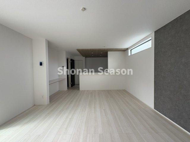 【現地画像あり】厚木市愛甲東3丁目　全6棟　6号棟の居間・リビング|いつでも新鮮な空気を自動で循環させ、結露やカビを抑えて家族の健康と綺麗な住環境を守る「２４時間換気」システム◎