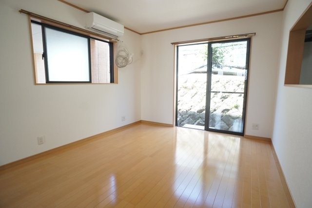宝梅3丁目戸建の居間・リビング