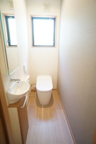 宝梅3丁目戸建のトイレ