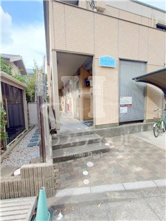 【エントランス】 | カーサリベルタ | 落ち着いたエントランスです