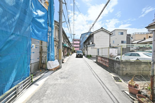 ファーストタウン尼崎市西本町4丁目新築一戸建て｜1SLDK＋駐車1台可の前面道路含む現地写真|南側前面道路、幅員4.5ｍ