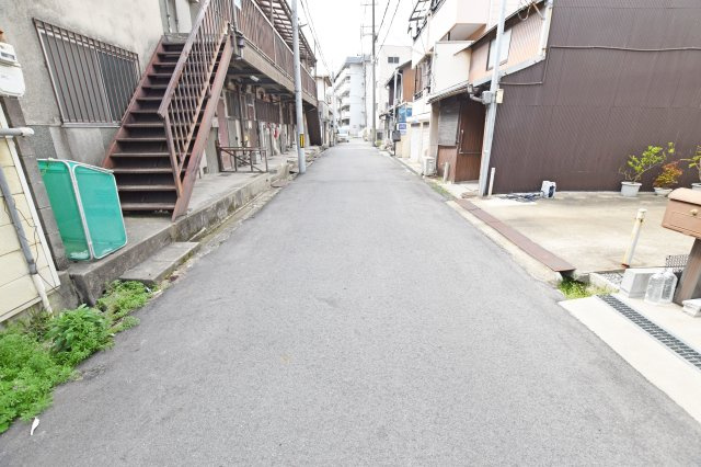 ファーストタウン尼崎市西本町4丁目新築一戸建て｜1SLDK＋駐車1台可の前面道路含む現地写真|南側前面道路、幅員4.5ｍ