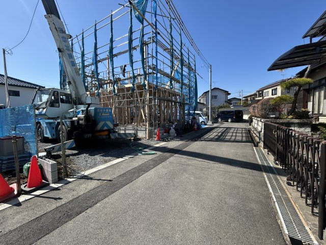 【前面道路含む現地写真】 | 新築　高崎市剣崎町 全3区画　1号棟 | 現地写真　北側接道幅員約4.1ｍ