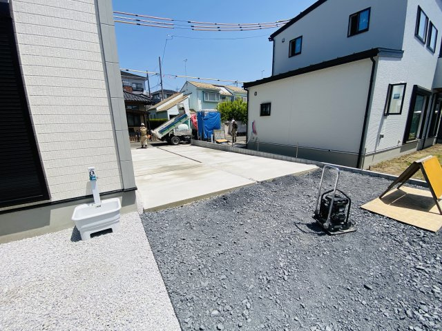 新築　高崎市剣崎町 全3区画　1号棟の駐車場|現地写真　駐車スペースは建物東側に並列2台分可能です！