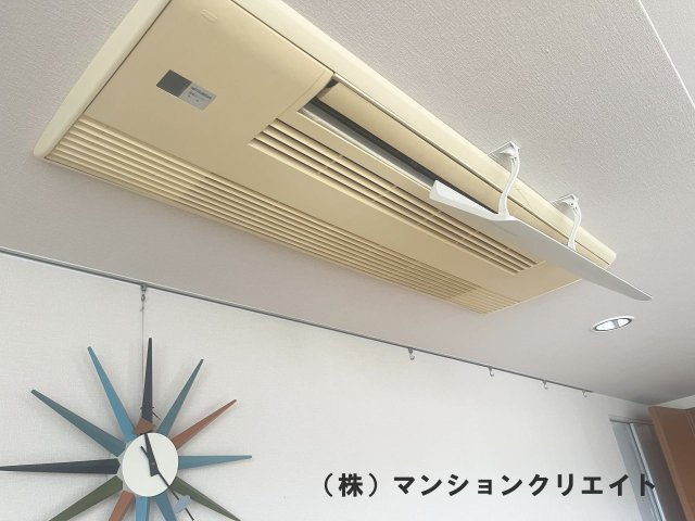 ロアール濱町桜橋 粋人の冷暖房・空調設備|リビングにはビルトインエアコンが設置されております。