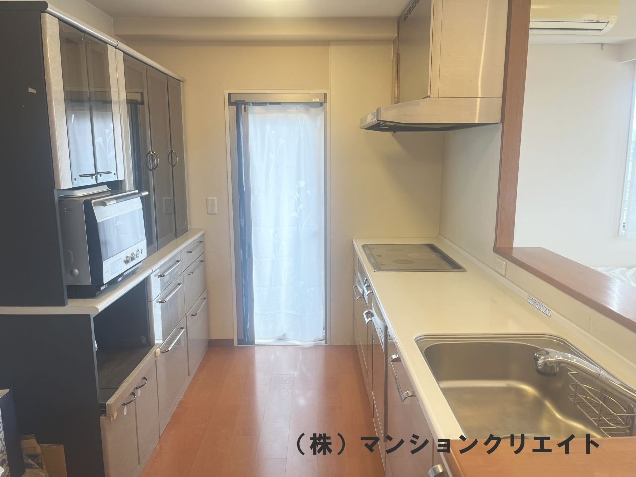 ロアール濱町桜橋 粋人のキッチン|キッチン奥はバルコニーへ出る勝手口があり、そこから東陽の採光も取れます。