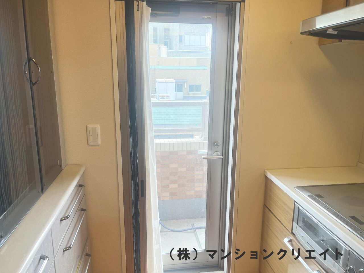 ロアール濱町桜橋 粋人のキッチン|キッチン奥の勝手口からバルコニーへ出られます