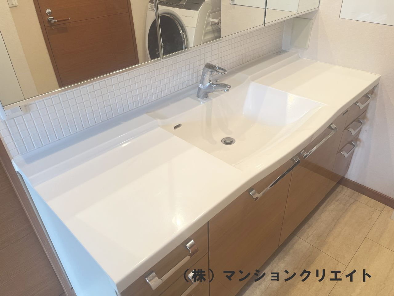 ロアール濱町桜橋 粋人のキッチン|キッチン奥の勝手口からバルコニーへ出られます