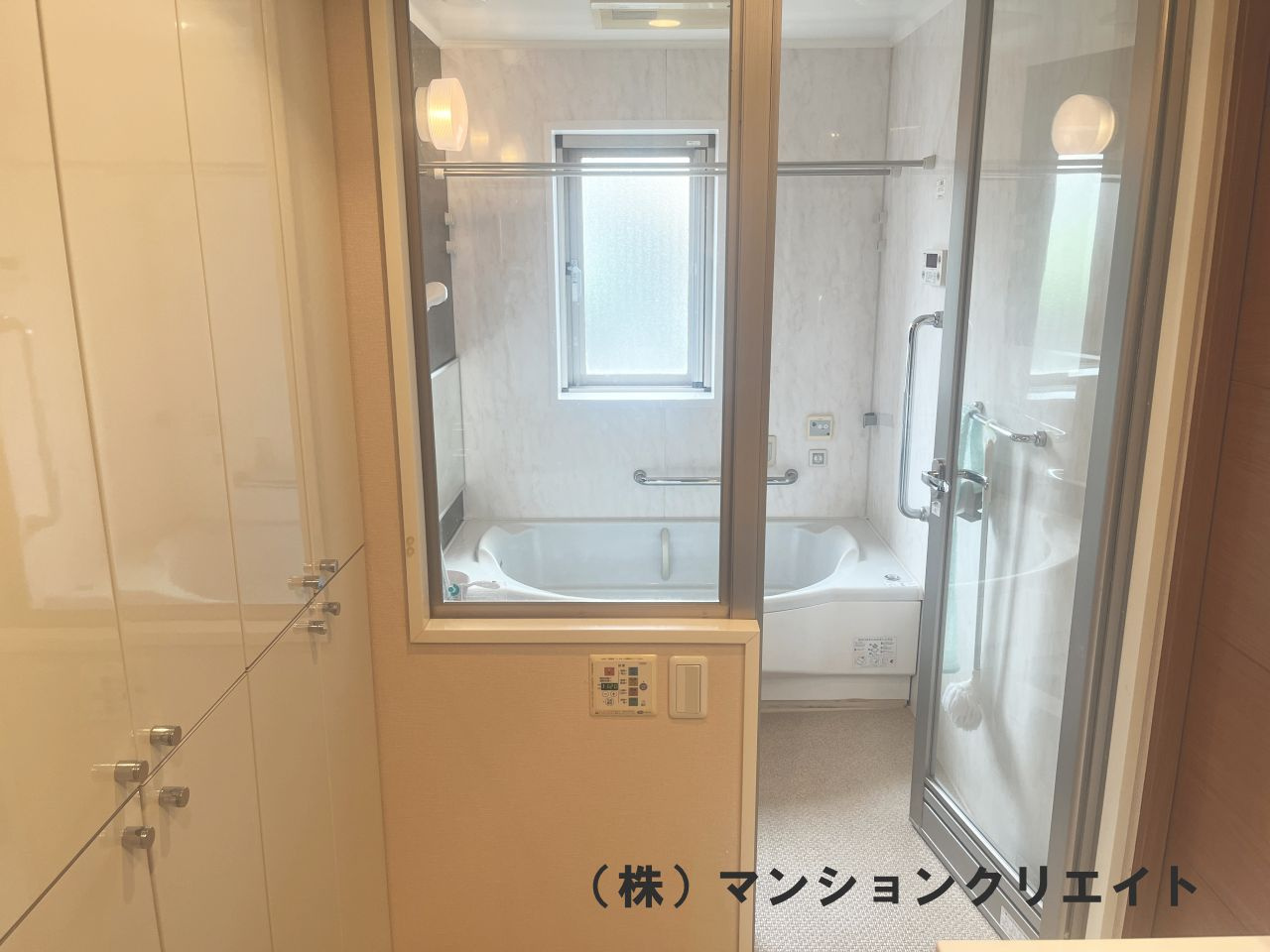 ロアール濱町桜橋 粋人の脱衣所|洗面台背面に造り付け収納があるのでタオルや着替えなども入れられ、扉付きでスッキリ見えます。