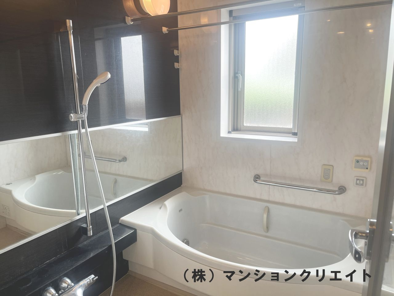 ロアール濱町桜橋 粋人の浴室|システムバス（1620タイプ）オートバスです。窓付きで採光も取れ、湿気・カビ防止にもなります。