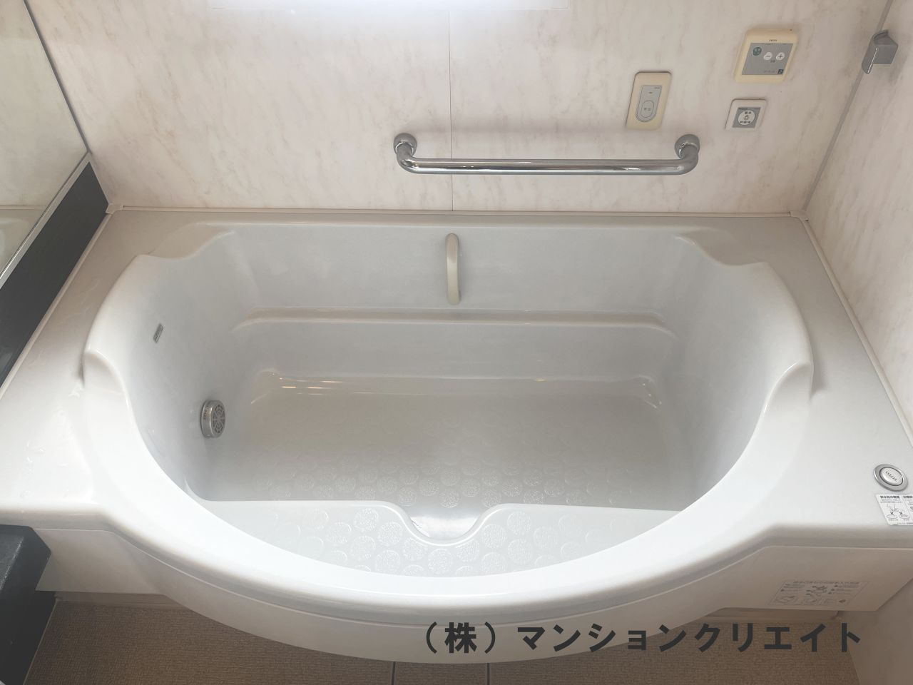 ロアール濱町桜橋 粋人の浴室|ステップ付きD型浴槽。奥には緊急時のボタンもあります。