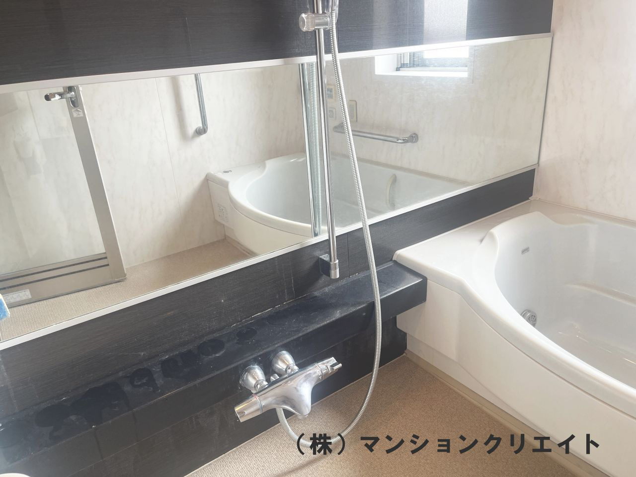 ロアール濱町桜橋 粋人の浴室|ステップ付きD型浴槽。奥には緊急時のボタンもあります。