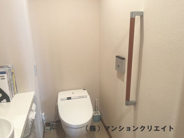 ロアール濱町桜橋 粋人のトイレ|手すり付き・手洗い付きの広いトイレです。緊急時のボタンがあります。