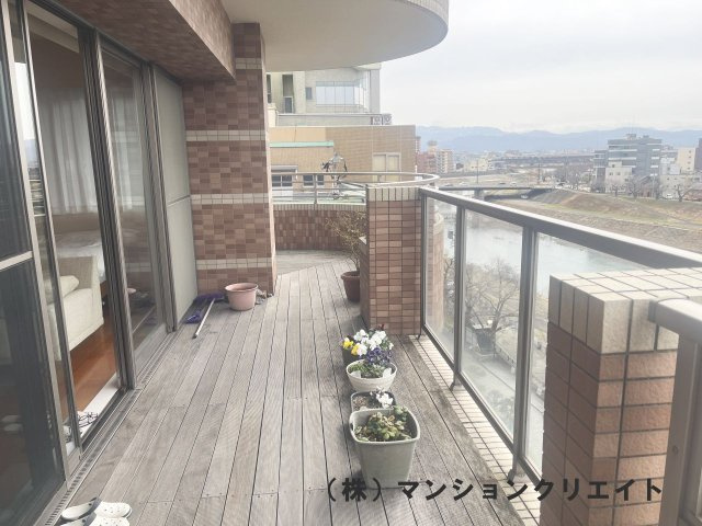 ロアール濱町桜橋 粋人のバルコニー|南側バルコニー。オプションでウッドデッキを敷いてあります。