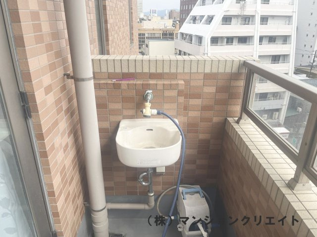 ロアール濱町桜橋 粋人のバルコニー|東側のバルコニー角にあるスロップシンク